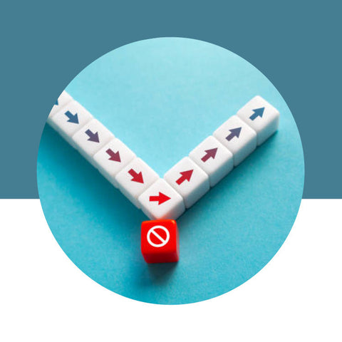 White and red dice arranged in a V-shape with arrows on a teal and white background.